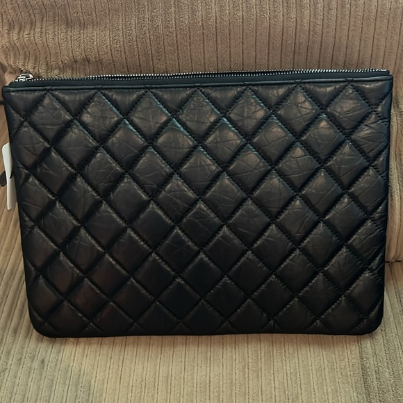 CHANEL Black clutch, rare. Large inside with big zipper compartment. - Picture 5 of 7